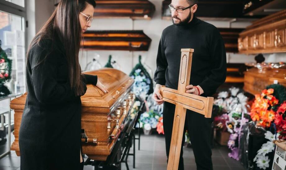 Jakie są najważniejsze aspekty organizacji pogrzebu w różnych obrządkach religijnych?