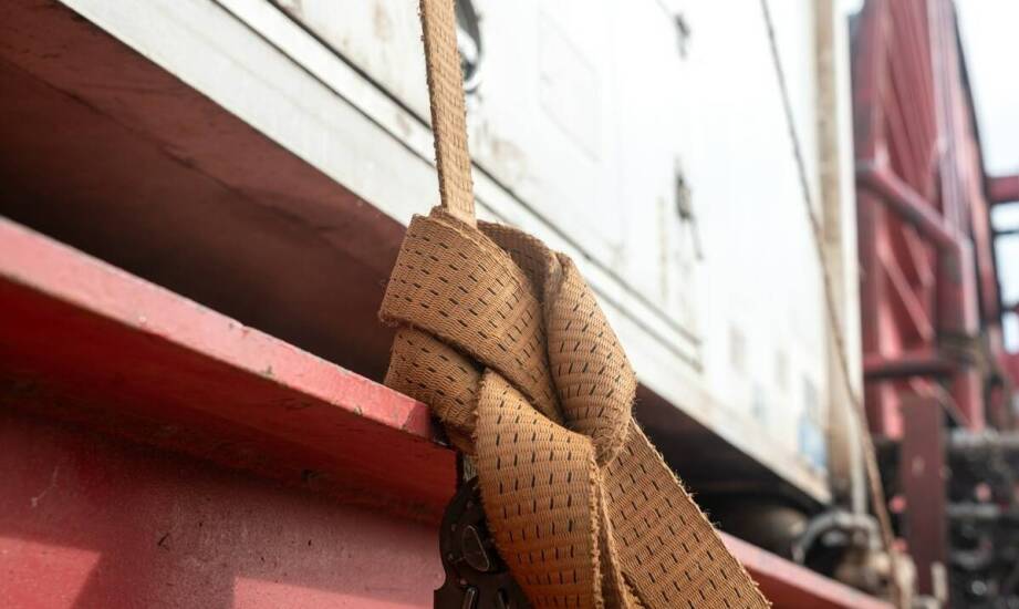 Taśmy zbrojone w logistyce – jak poprawiają bezpieczeństwo transportu towarów?