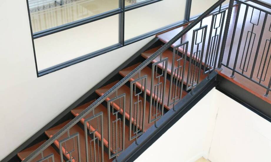 Wpływ balustrad nierdzewnych na akustykę w budynkach wielopiętrowych