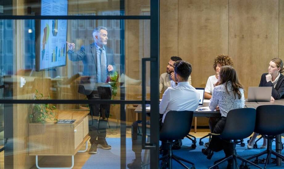 Jak usługi kadrowo-płacowe wpływają na efektywność operacyjną firmy?