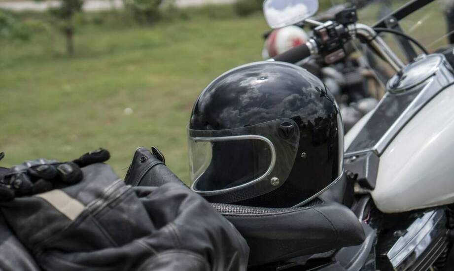 Kaski motocyklowe cross z dodatkowymi ochraniaczami – zalety i wady