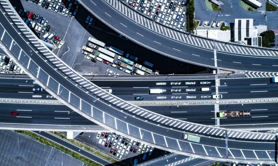 Nowe technologie w transporcie drogowym: jak wpływają na logistykę?
