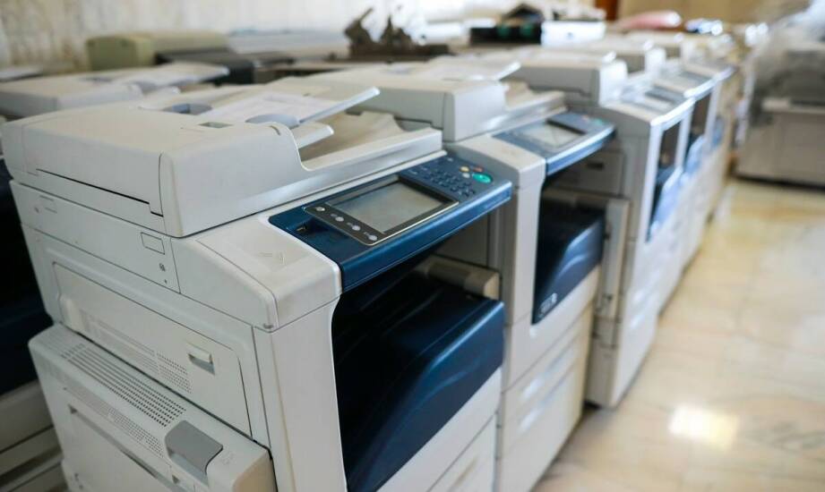 Jakie usługi serwisowe są oferowane w ramach dzierżawy urządzeń biurowych?
