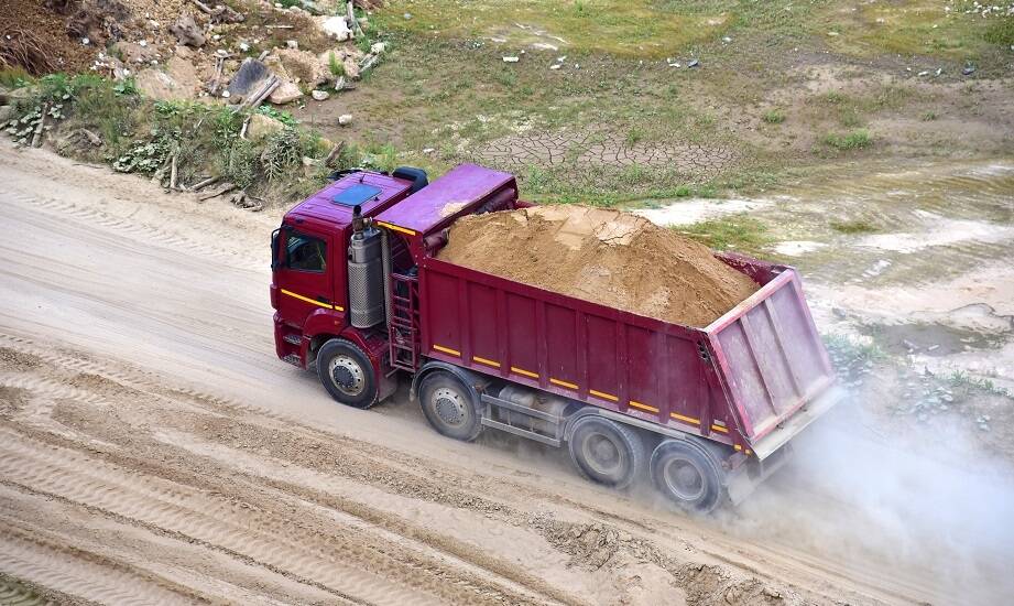 Transport kruszyw – jak efektywnie zorganizować logistykę na placu budowy?