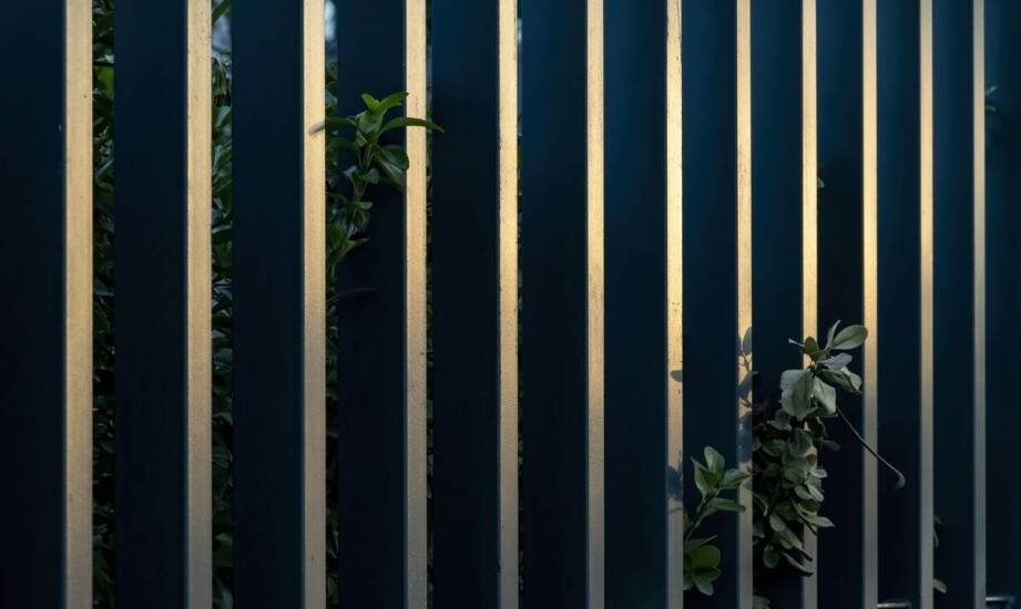 Zalety ogrodzeń panelowych w porównaniu do tradycyjnych płotów drewnianych