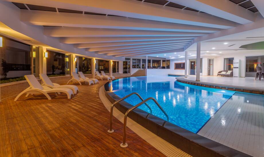 Wybór hotelu z basenem nad morzem: co jest najważniejsze dla rodziców z dziećmi?