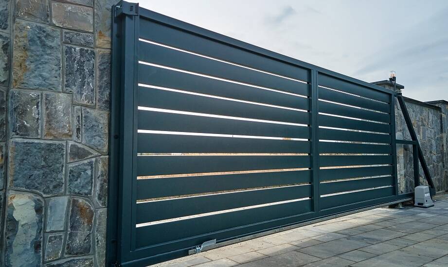 Dlaczego warto inwestować w aluminiowe bramy przesuwne?