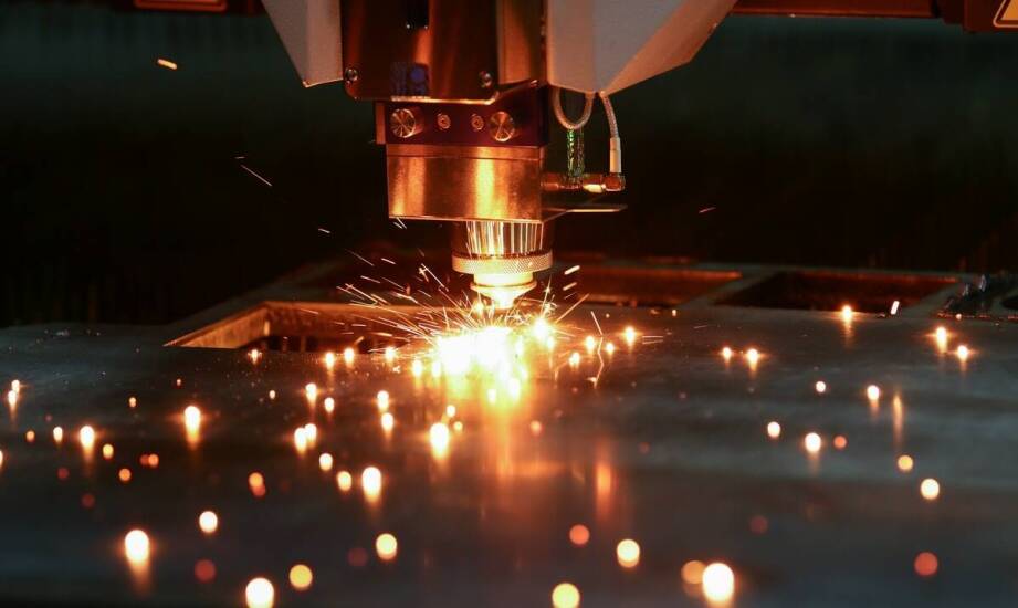 Jak cięcie laserowe wspiera precyzyjną produkcję w branży motoryzacyjnej?