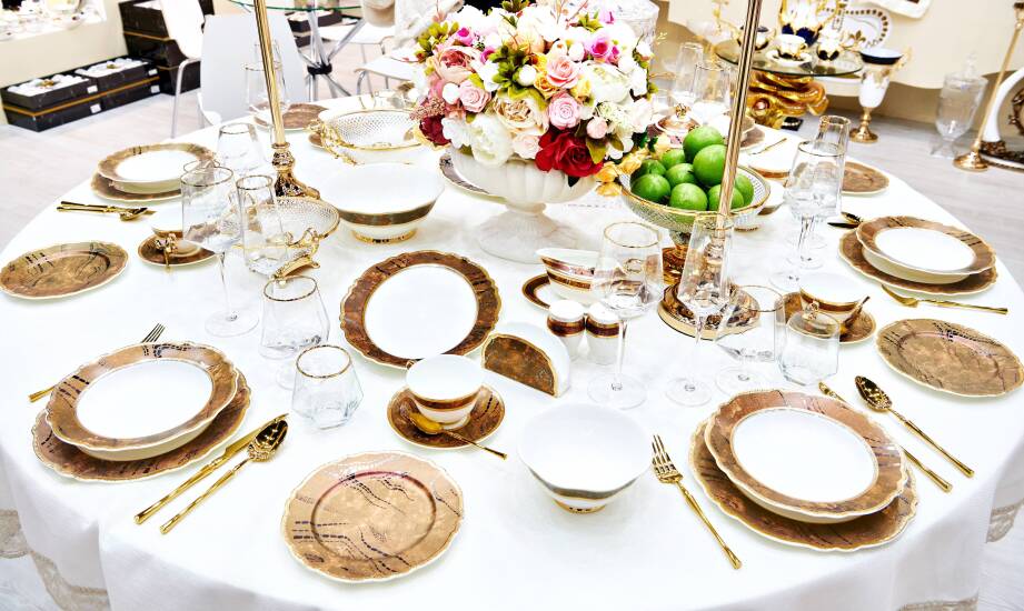 Elegancka porcelana w nowoczesnym wnętrzu – jak dobrać odpowiednie elementy?