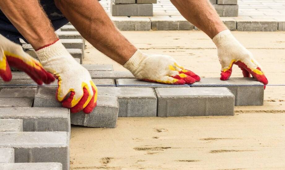 Zalety korzystania z profesjonalnych usług układania kostki brukowej