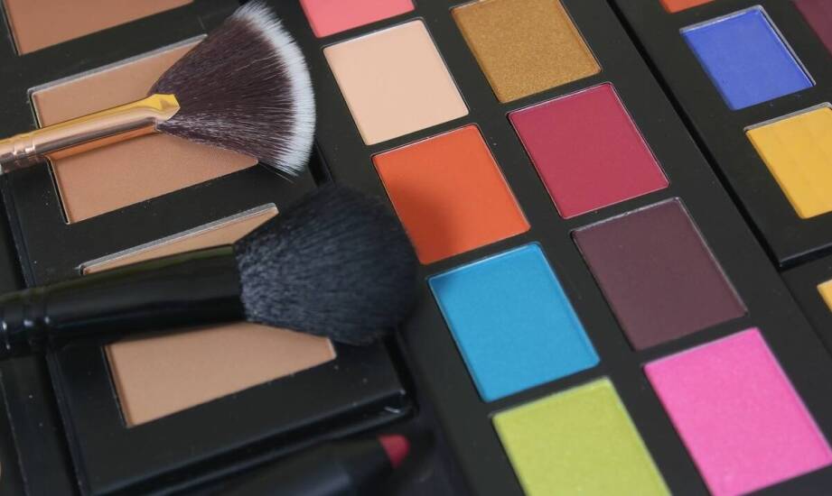 Jakie są najnowsze trendy w produkcji kredek do oczu dostępnych w hurtowniach?