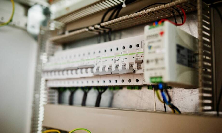 Jakie są zalety stosowania przk 4080 w02 w rozdzielnicach niskiego napięcia?