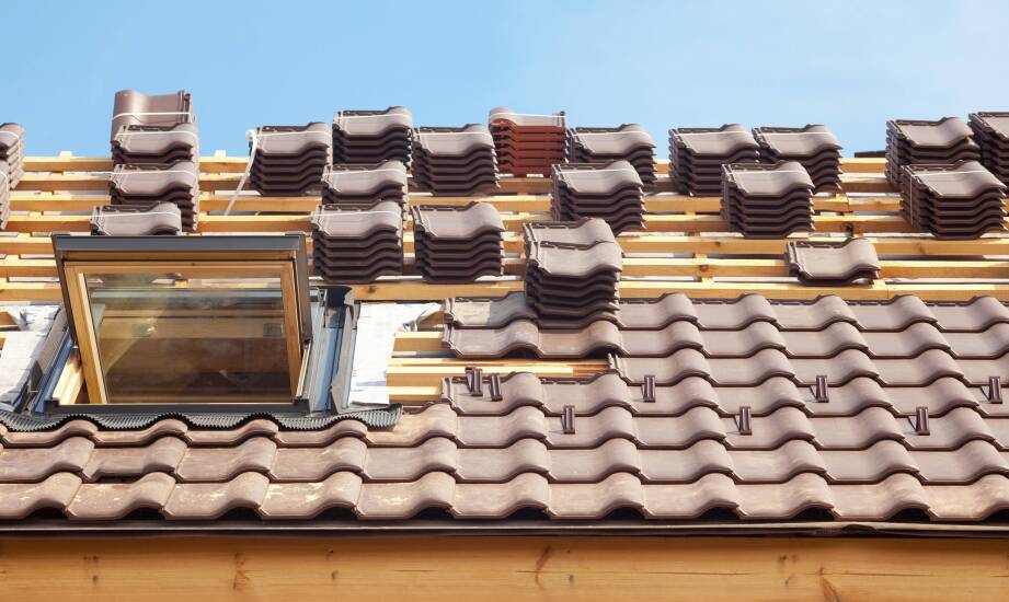 Porównanie pokryć dachowych: ceramiczne a betonowe – co wybrać?