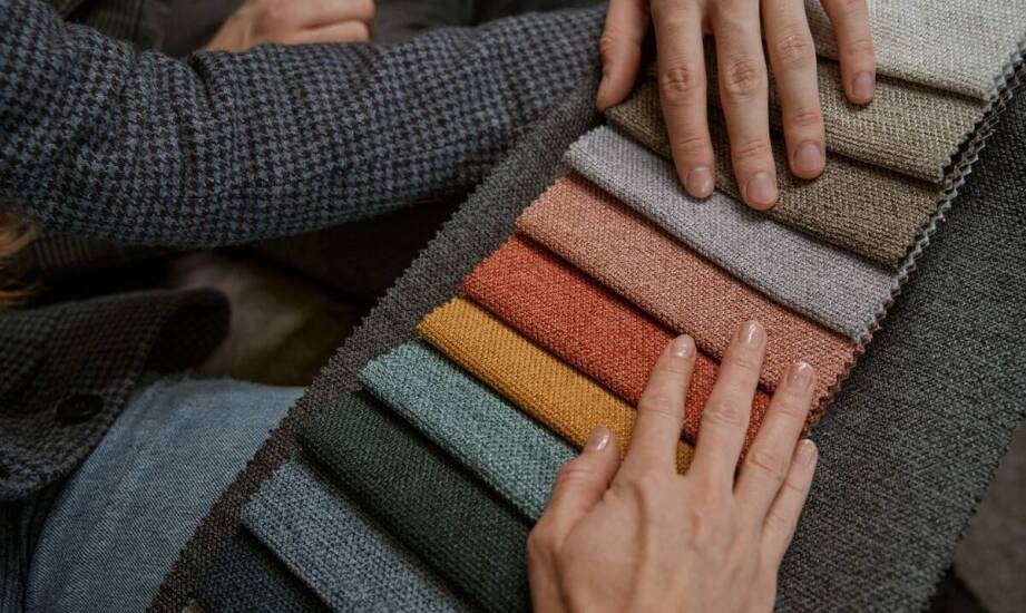 Zalety zakupów w hurtowni tapicerskiej dla producentów materacy