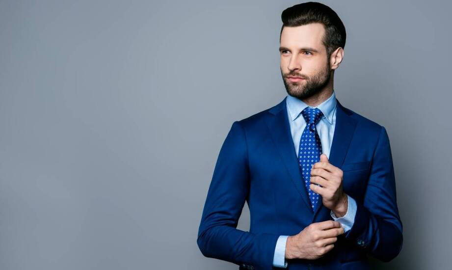 Jak biała koszula w paski podkreśla elegancję męskiego garnituru?
