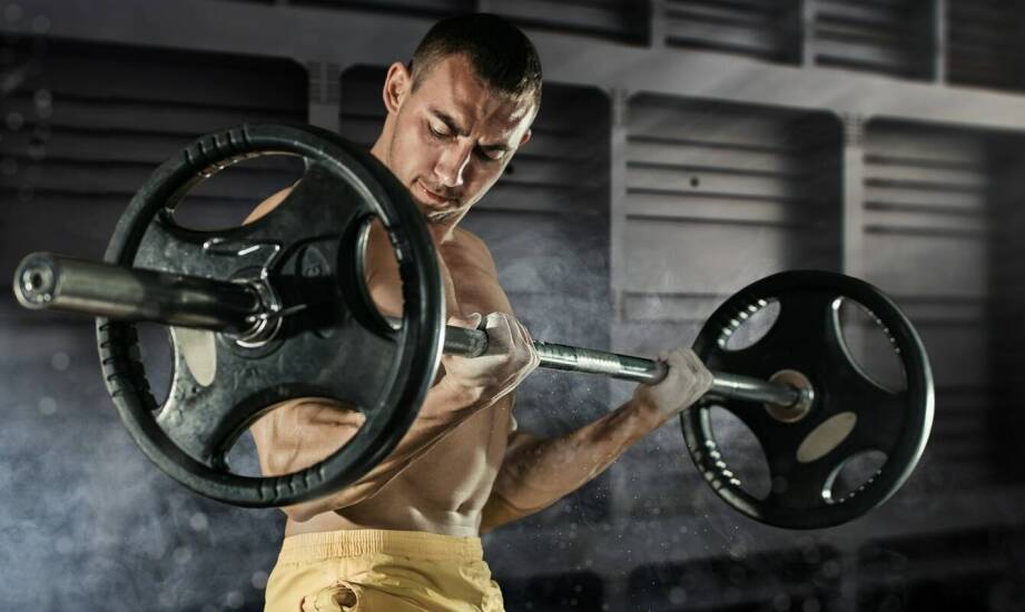 Jak wybrać odpowiednią dietę wspierającą trening na siłowni?