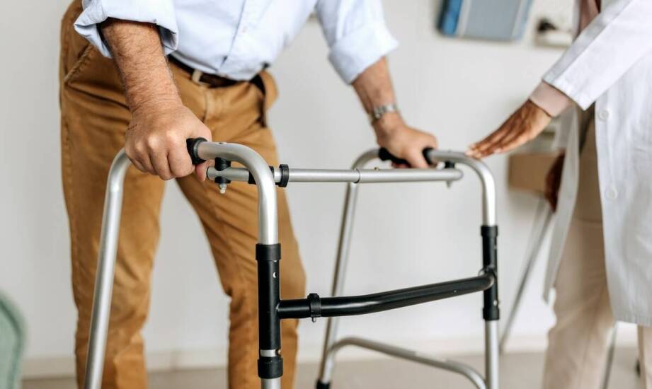 Jak dom spokojnej starości dla pielęgniarek radzi sobie z potrzebami osób leżących?