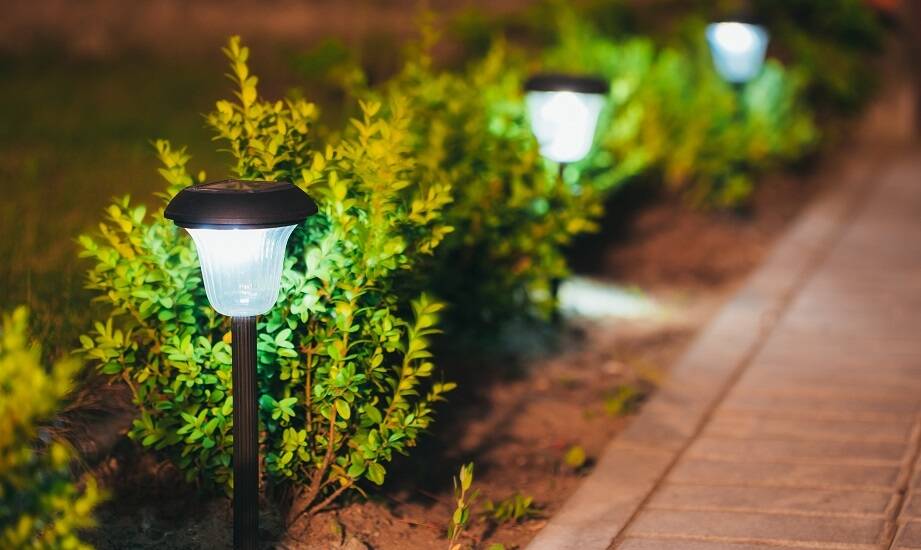 Oświetlenie ogrodowe a ekologia – rola lamp solarnych