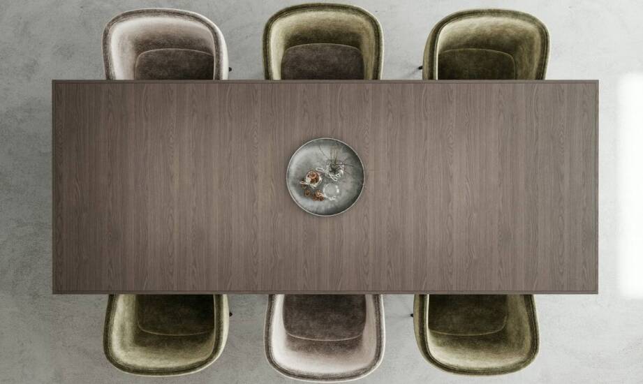 Krzesło drewniane tapicerowane jako element wystroju minimalistycznego