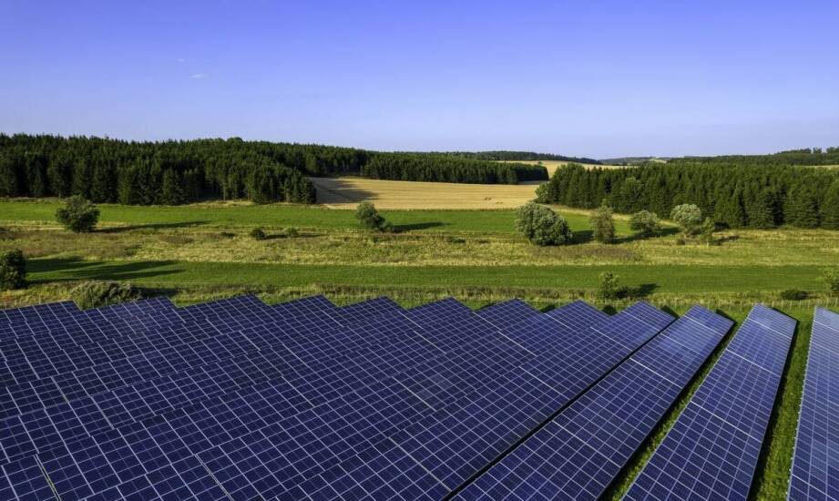 Jakie są zalety stosowania odnawialnych źródeł energii w instalacjach elektrycznych?