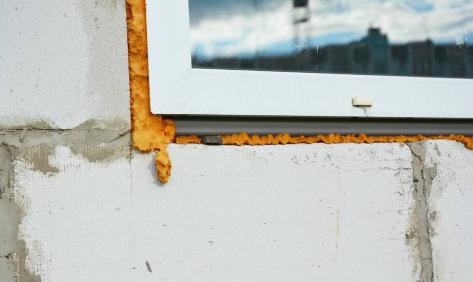 Jakie są kluczowe czynniki wpływające na wybór odpowiednich płyt warstwowych?