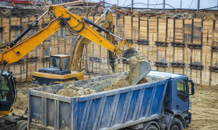 Wykorzystanie małej wywrotki w transporcie materiałów podczas robót drogowych