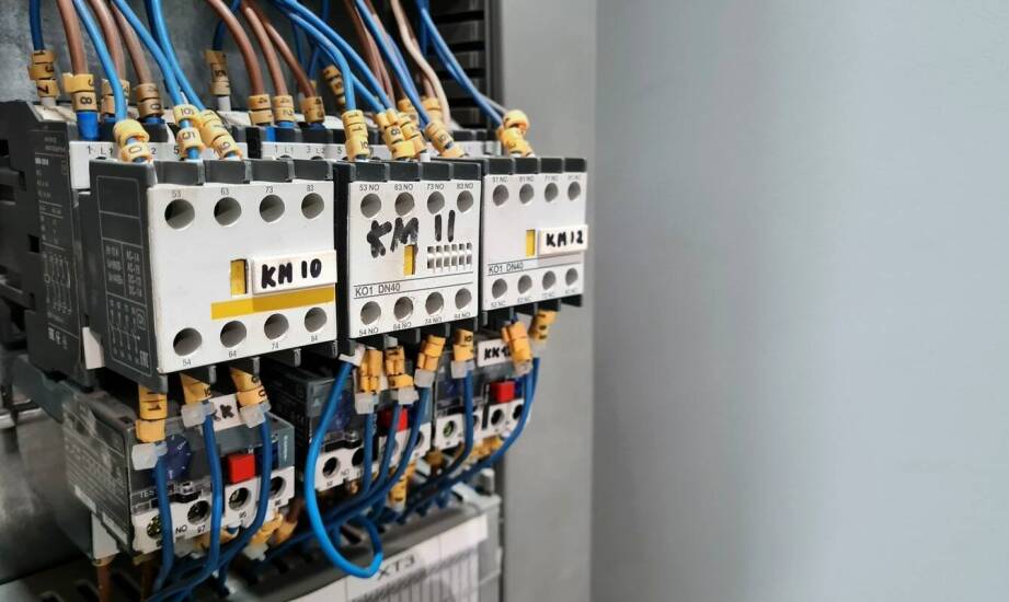 Dlaczego rozłączniki dc 1000v są niezbędne w nowoczesnych instalacjach słonecznych?