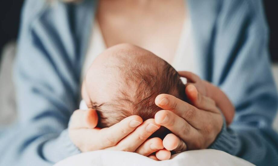 Czym różni się profesjonalna domowa sesja noworodkowa od amatorskiej?