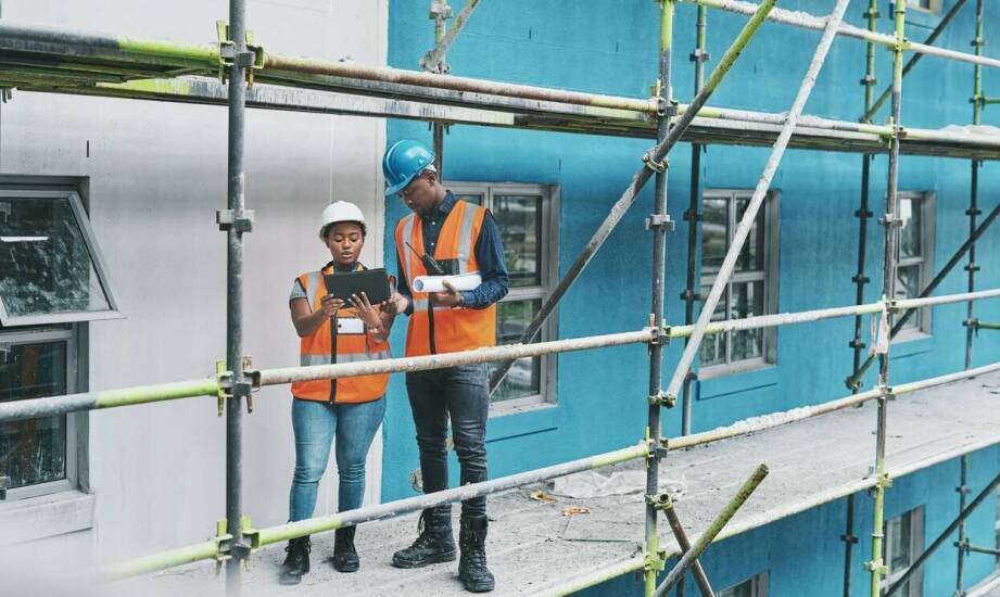Bezpieczeństwo pracy z aluminiowym rusztowaniem jezdnym – najważniejsze aspekty
