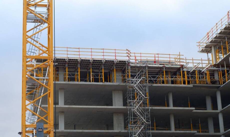 Porównanie drabin aluminiowych i stalowych – które lepsze do prac budowlanych?