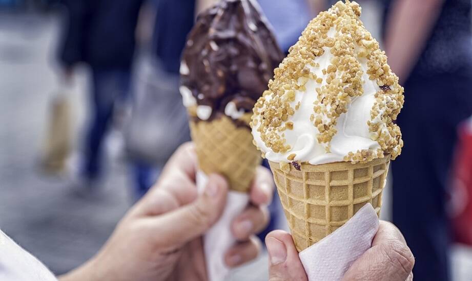 Jakie dodatki najlepiej komponują się z waflami dekoracyjnymi do lodów?