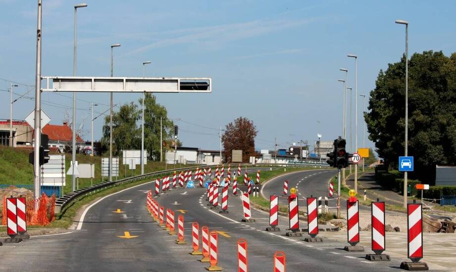 Jak separatory drogowe betonowe mogą wspomóc zarządzanie ruchem w strefach przemysłowych?