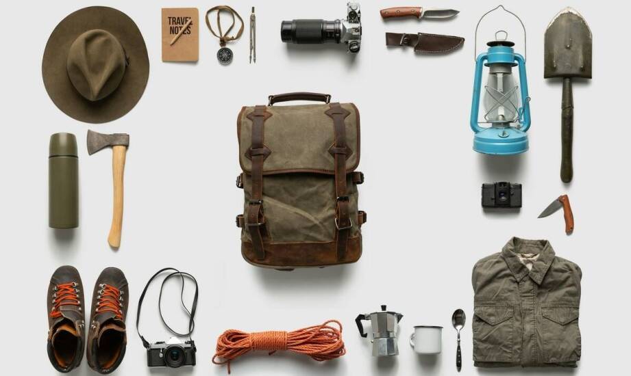 Porównanie sprzętu taktycznego: co warto mieć w arsenale miłośnika outdooru?