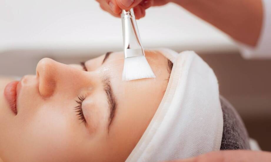 Peeling chemiczny w walce z przebarwieniami – efekty i zalety