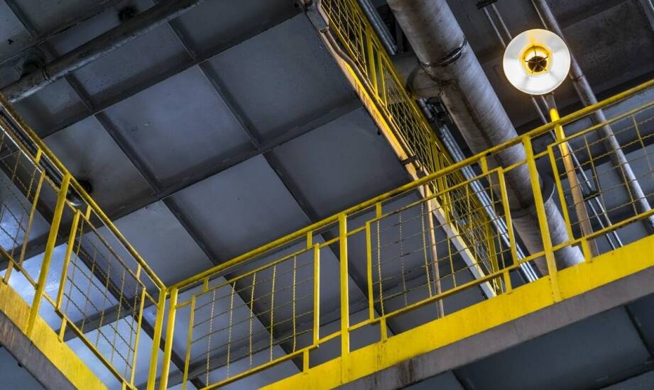 Balustrady wewnętrzne czarne jako element stylu industrialnego