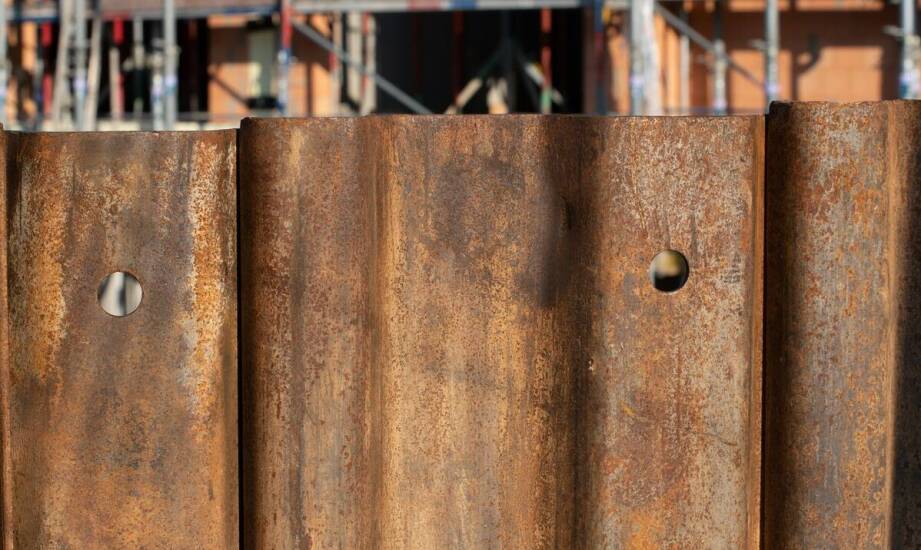 Jak blacha corten wpływa na estetykę i wytrzymałość ogrodzeń?