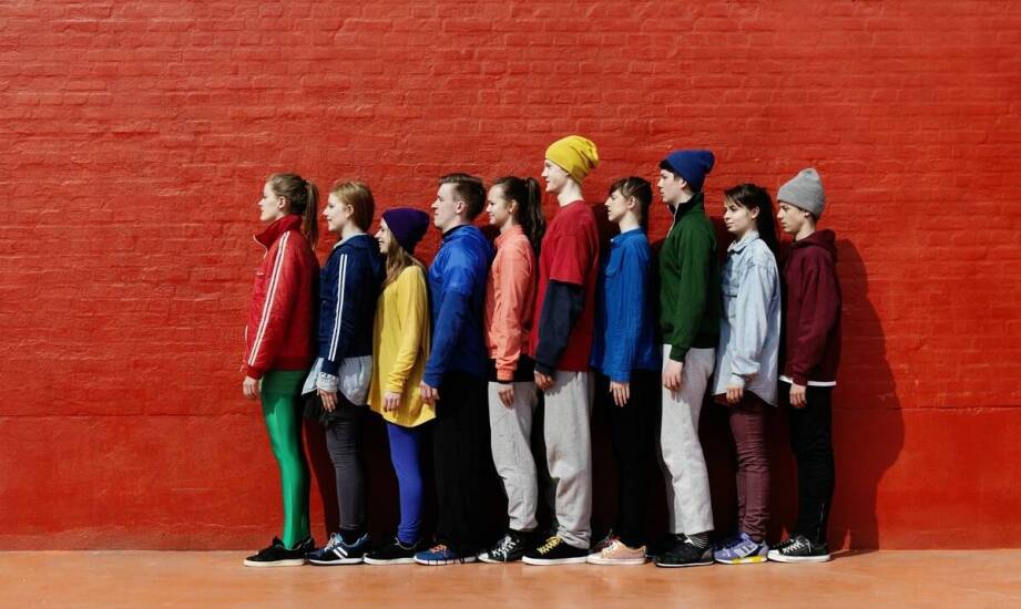 Odzież unisex w stylu hip-hop: jakie elementy warto mieć w szafie?