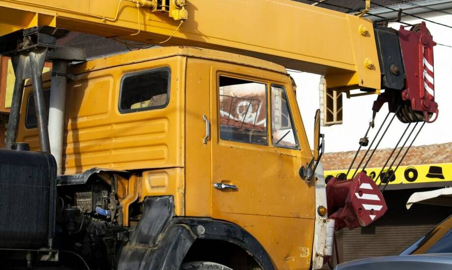 Jak odpowiedni dobór pasów transportowych wpływa na bezpieczeństwo ładunku podczas jazdy po drogach szybkiego ruchu?