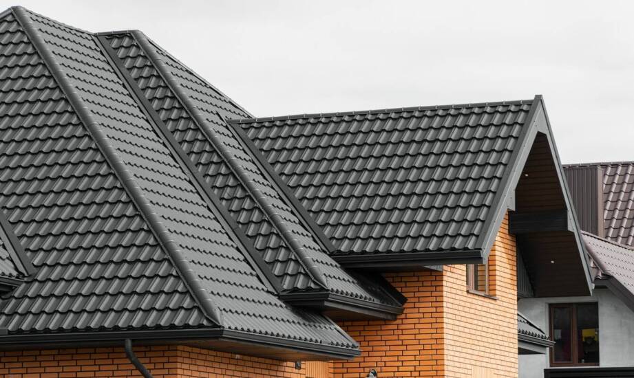 Blachy na dach a estetyka budynku – porady ekspertów