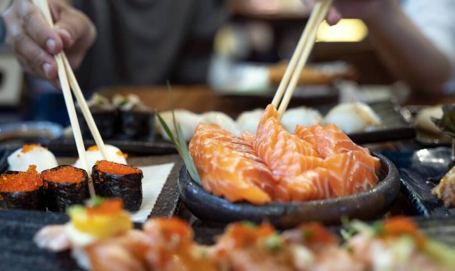 Jakie są najlepsze połączenia sushi i sałatek azjatyckich na lunch?