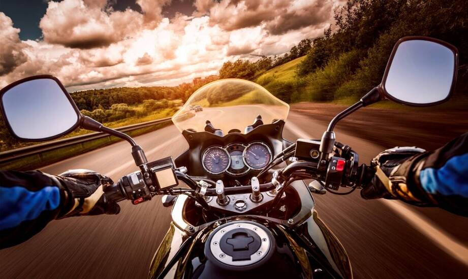 Sklep z akcesoriami motocyklowymi: Przegląd niezbędnych gadżetów na długie wyprawy.