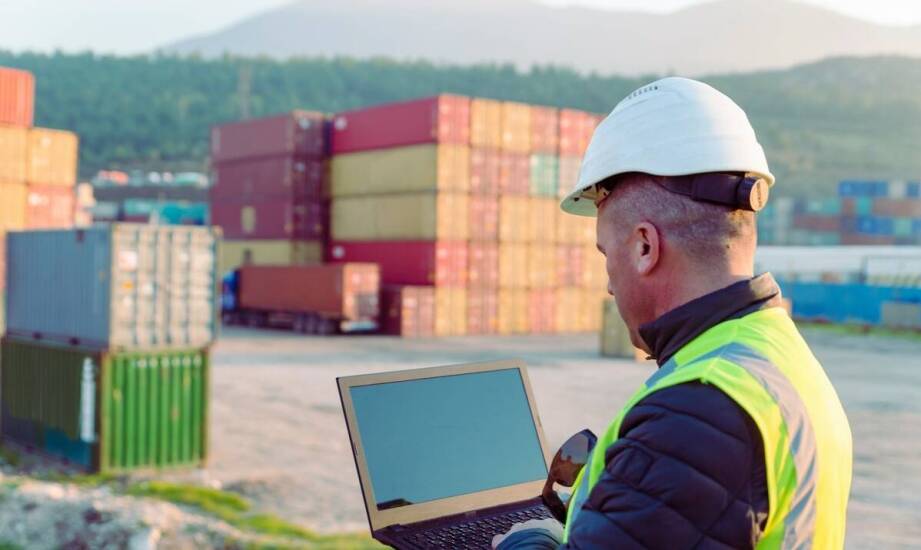 W jaki sposób firmy logistyczne zapewniają terminowość dostaw?