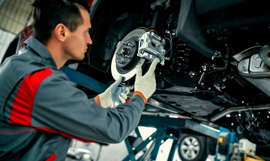 Remonty układów hamulcowych w naczepach Ford – dlaczego są kluczowe?