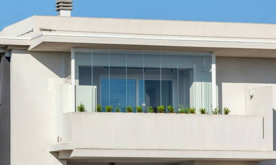 Jakie są zalety stosowania szkła hartowanego w balustradach?