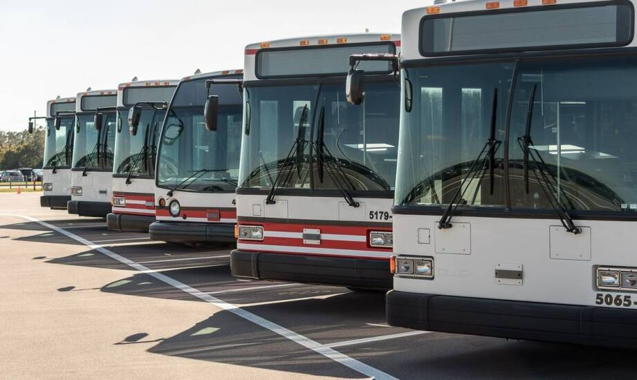Jak stałe zlecenia na busa mogą wspierać organizację wyjazdów integracyjnych?