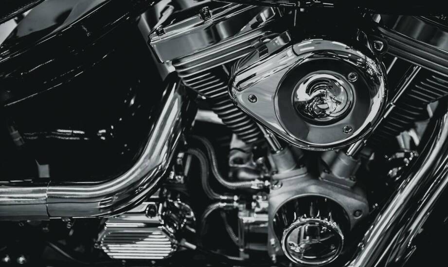 Akcesoria motocyklowe: Jakie dodatki są najlepsze dla motocykli sportowych?