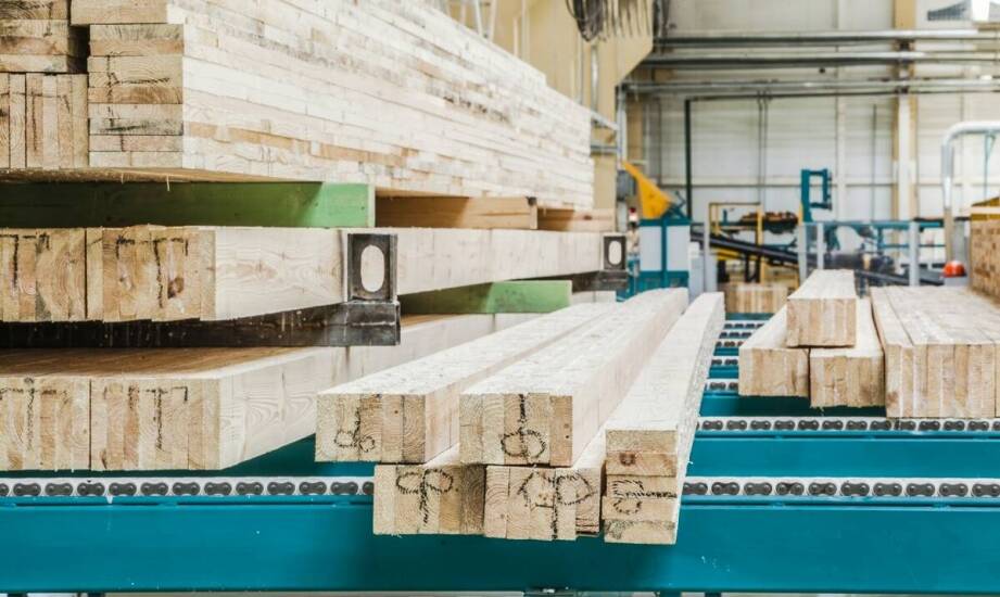 Wykorzystanie prefabrykowanych wiązarów dachowych w budowie domów drewnianych