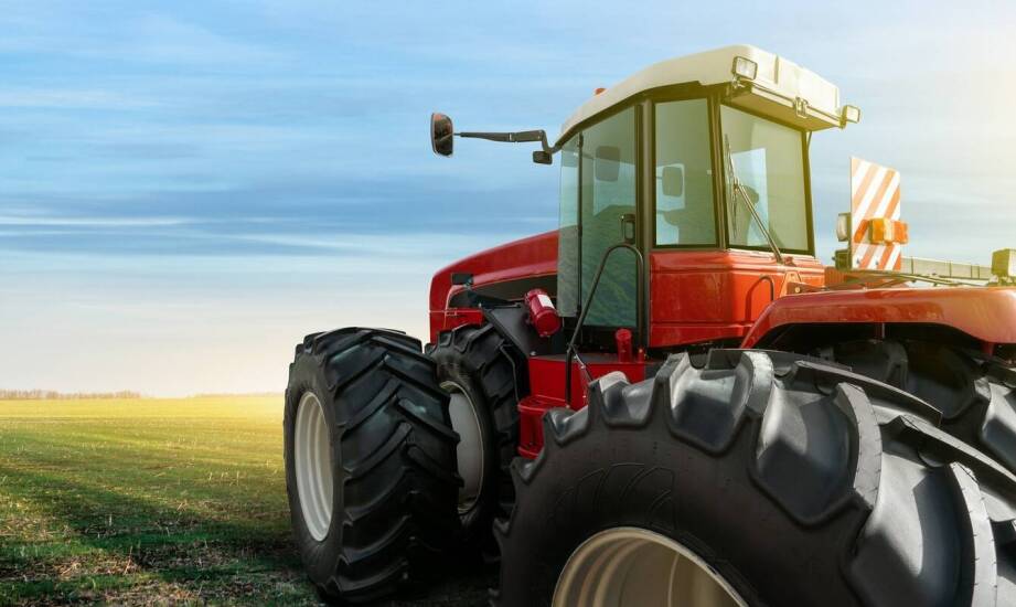 Ciągniki gąsienicowe vs. kołowe – co oferują modele kanadyjskie?