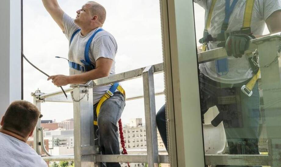 Kij teleskopowy 9 metrów jako element nowoczesnych usług sprzątających