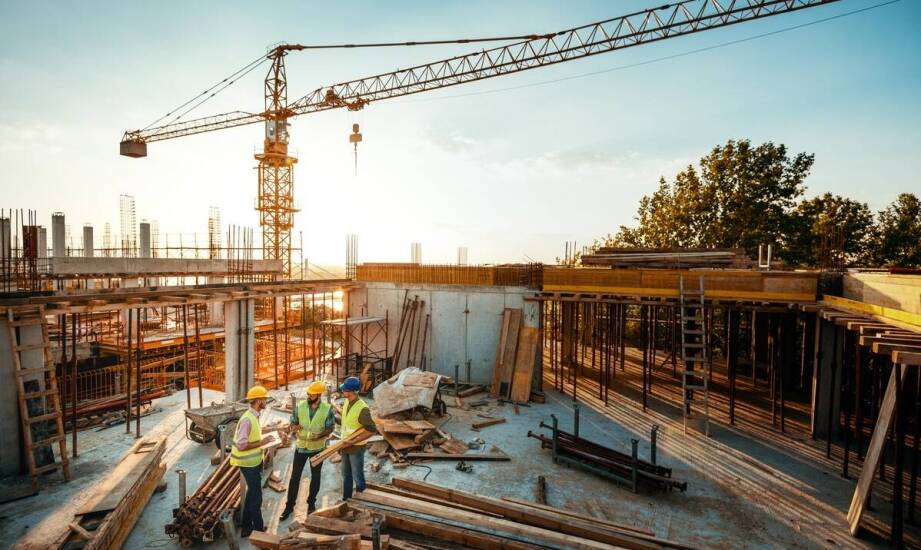 Jakie są zalety korzystania z usług profesjonalnych monterów konstrukcji stalowych?